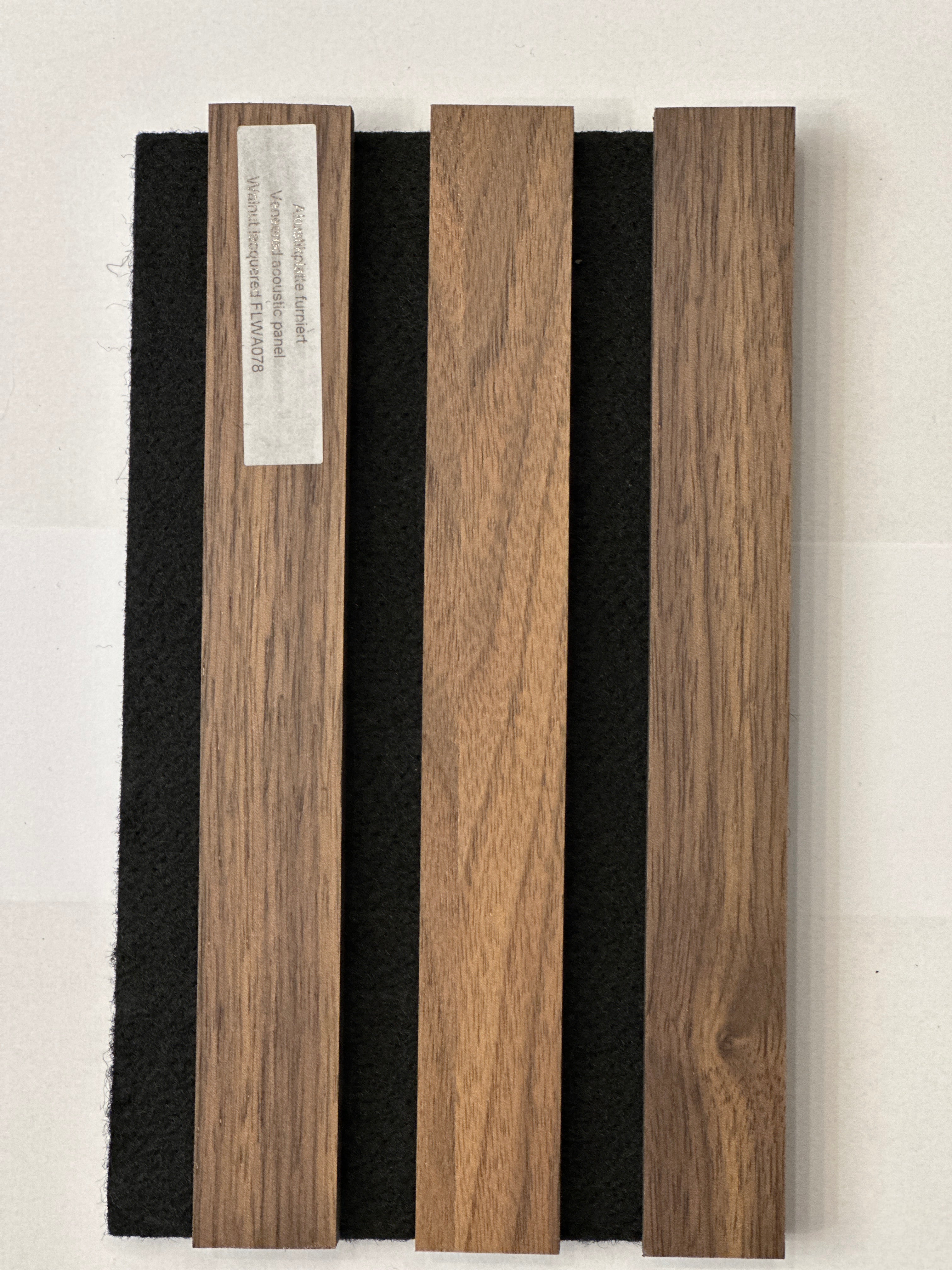 Akustikpaneele 267x57cm, Walnuss dunkel auf schwarzen Filz